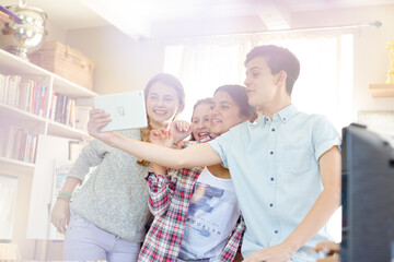 Obraz premium Group of teenagers waving while communicating via internet