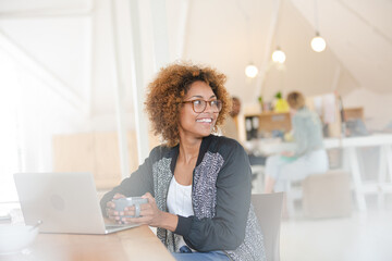 Obraz premium Office worker with coffee using laptop