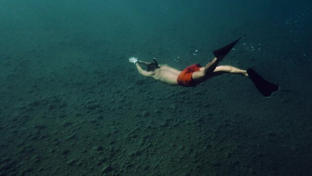 Ragazzo va in apnea sott'acqua