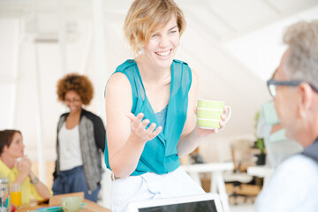 Obraz premium Man and woman sitting in office,smiling and talking