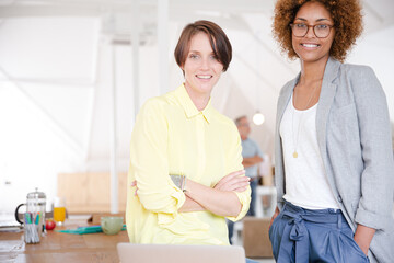 Obraz premium Portrait of two smiling office workers
