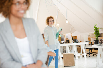 Obraz premium Woman walking and carrying laptop, joining colleague from office