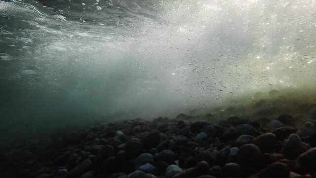 Onde del mare in Calabria visto da sott'acqua