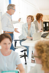 Obraz premium Office workers talking at desk