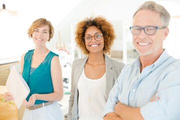 Obraz premium Colleagues smiling in office, holding documents