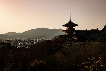 Obraz premium 京都の寺と山