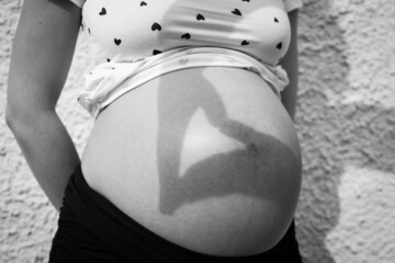 Kreatives Babybauch Foto Shooting mit Schwangere Mutter und Vater