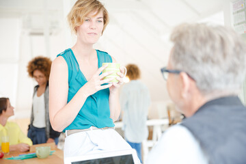 Obraz premium Man and woman sitting in office,smiling and talking