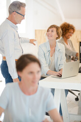 Obraz premium Office workers talking at desk