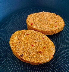 steak de soja aux épices dans la poêle 