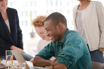 Obraz premium Office workers talking and smiling at desk