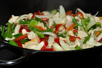 Wok con pollo y verduras.