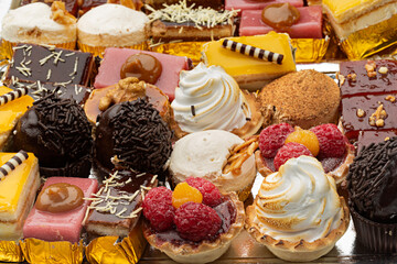 Bandeja de pasteles variados.
