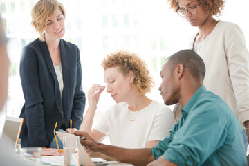 Obraz premium Office workers talking and smiling at meeting