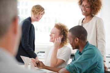 Obraz premium Office workers talking and smiling at meeting
