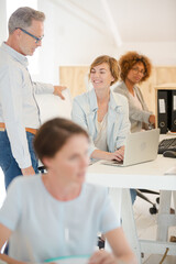 Obraz premium Office workers talking at desk