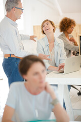 Obraz premium Office workers talking at desk