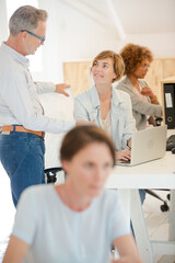 Obraz premium Office workers talking at desk