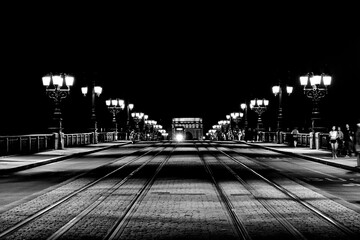 Pont de pierre sur la Garonne, à Bordeaux, photographie en noir et blanc