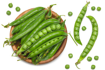 Fresh green peas in wooden bowl isolated on white background. clipping path. top view