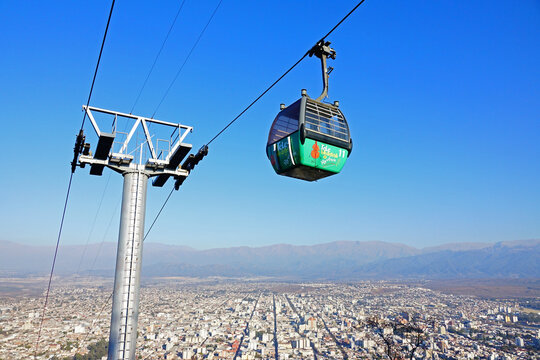 El telef&eacute;rico, atracci&oacute;n tur&iacute;stica de la ciudad de Salta, Argentina, bajando desde el cerro San Bernardo