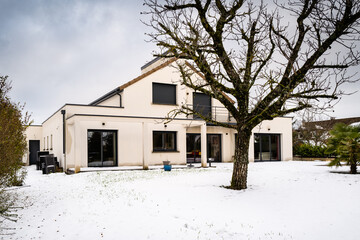 jolie maison moderne sous la neige