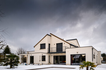 jolie maison moderne sous la neige