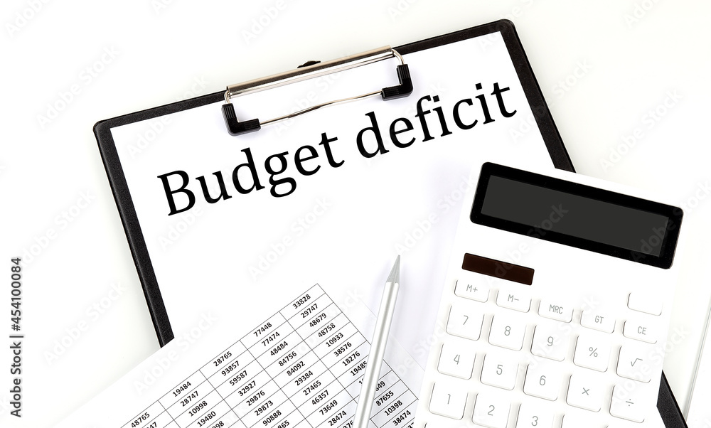 Aufkleber budget deficit text on folder with chart and calculator on the white background