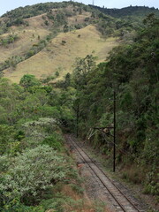 Pela estrada de ferro