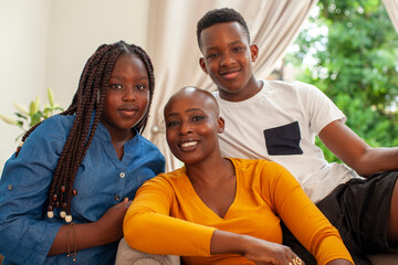 Portrait of smiling mother and children © Elle Bramble/Cultura Creative