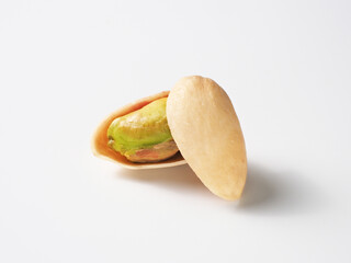 ピスタチオの実を白背景で