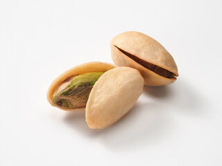 ピスタチオの実を白背景で