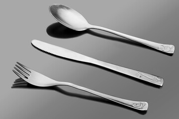 cubiertos fondo gris