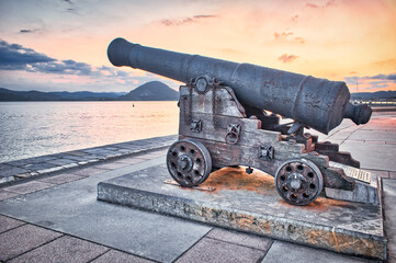 Cañón largo español, antigua pieza de artillería en el paseo marítimo de la villa de Santoña, España