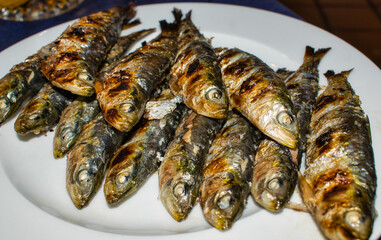 Deliciosa y exquisita ración de sardinas de Cantabria a la brasa en un restaurante de Santoña