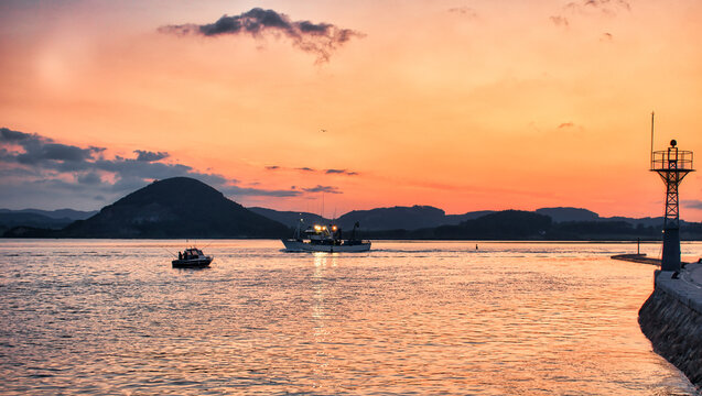 Barco pesquero saliendo a faenar desde el puerto de Santo&ntilde;a al anochecer, Espa&ntilde;a