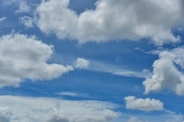 Obraz premium Beautiful white clouds on blue sky background.