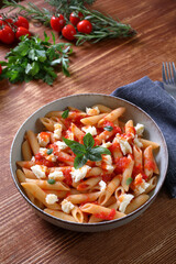 pasta con pomodoro e mozzarella