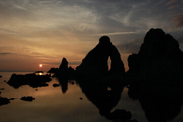 夕焼けの荘厳な岩のシルエット