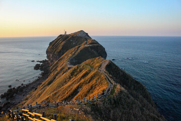 夕日に照らされる岬