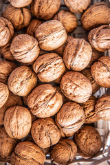 Textura de nueces en una cesta para su consumo