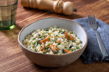 risotto con le cozze in ceramica rustica