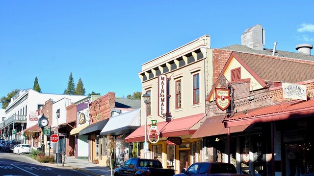 Grass Valley, California, USA: Main Street with Pete's Pizza, Main St Mall, Sierra Star, and Holbrooke Hotel. Grass Valley is a Gold Rush town in the foothills of the Sierra Nevada mountains. 