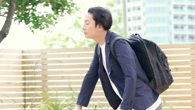 自転車に乗る男性