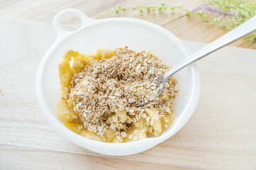 つぶしたバナナに入れたオートミール