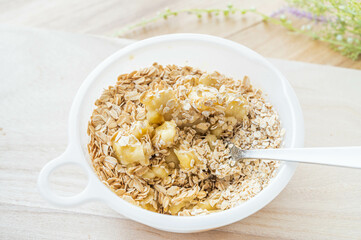 つぶしたバナナにまぜたオートミール