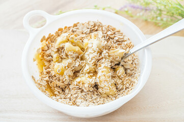 つぶしたバナナにまぜたオートミール