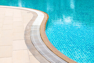 Obraz premium The edge of the pool is made of washed gravel.