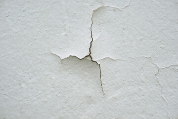 Obraz premium Old white cracked paint on the wall as background