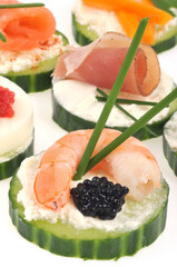 Assortiment d'amuse-bouches à base de concombre en gros plan